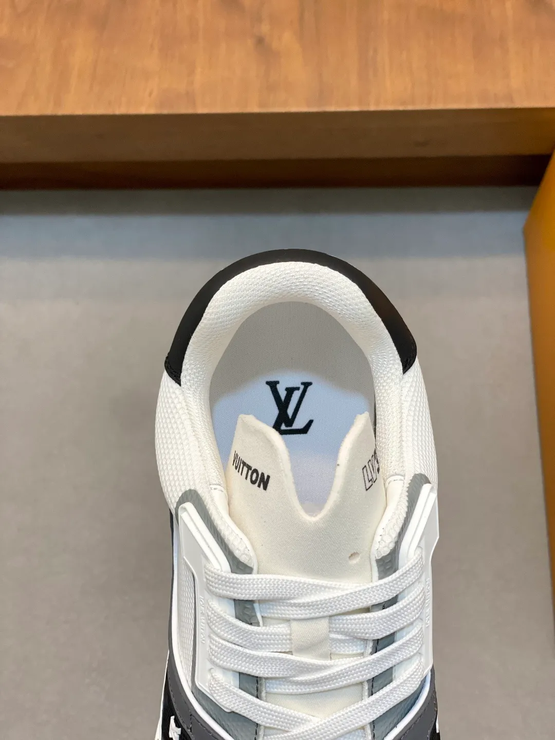 Men's shoes 💰900 Loui* Vuitto* - Louis ** donkey house New color matching men's trainer sneakers, this LV Trainer sneaker is made of calfskin and breathable mesh, showing pure colors, the #54 logo on the back traces the brand's birth in 1854, the designer's handwritten brand logo embellishes one side, designed by Virgil Abloh himself, a very commemorative sneaker, the new lv Louis Vuitton loui* vuitto* trainer sneaker low casual sports culture versatile basketball sneakers Size: 39-44 (customized at 38.45)